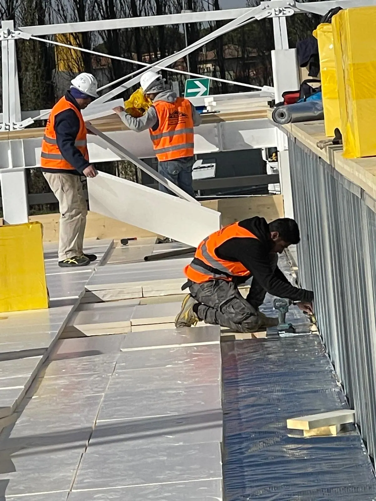Costruzione Moderna worker on site