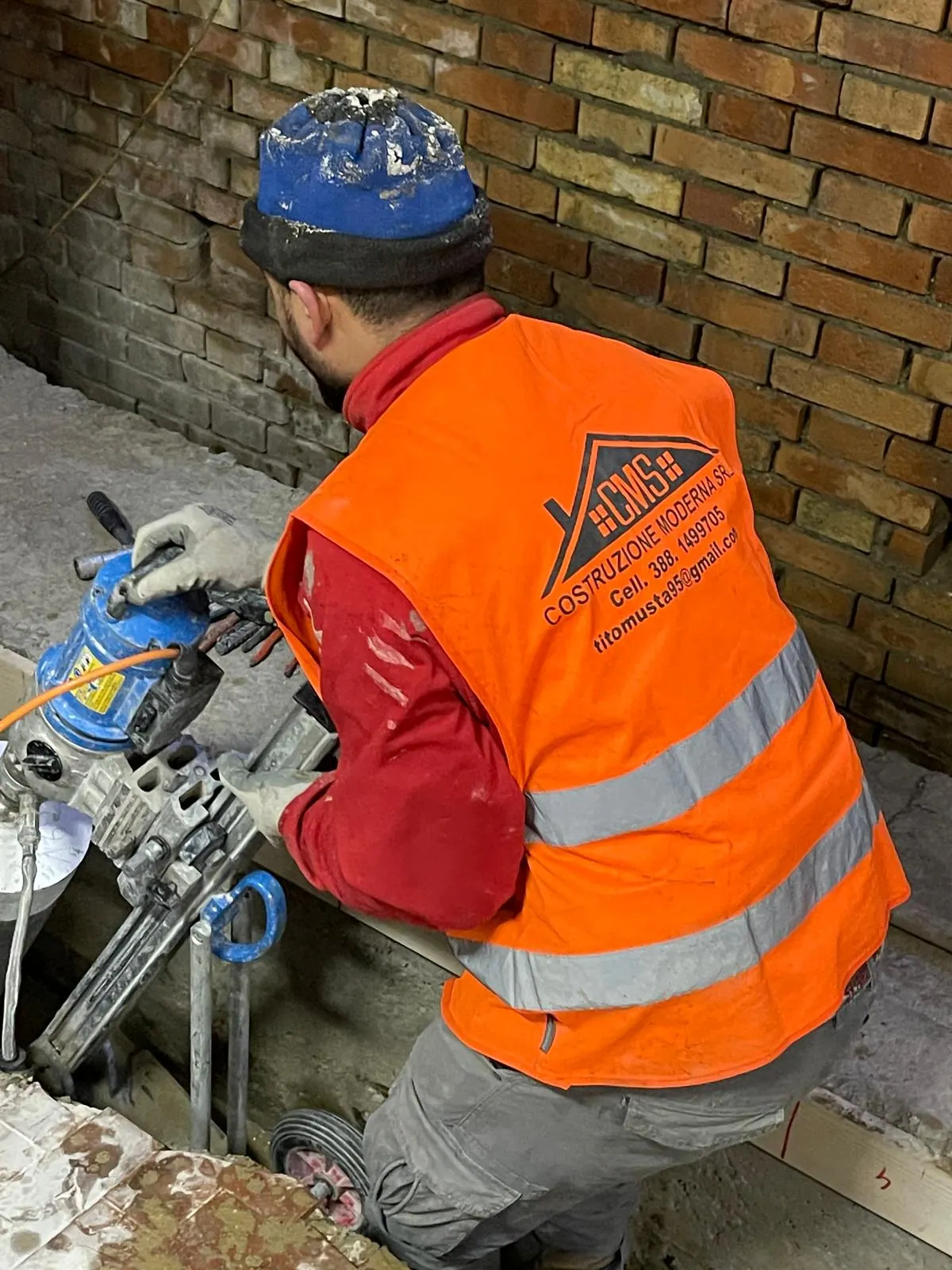Costruzione Moderna worker on site