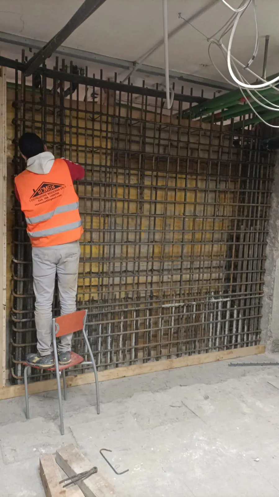 Costruzione Moderna worker on site