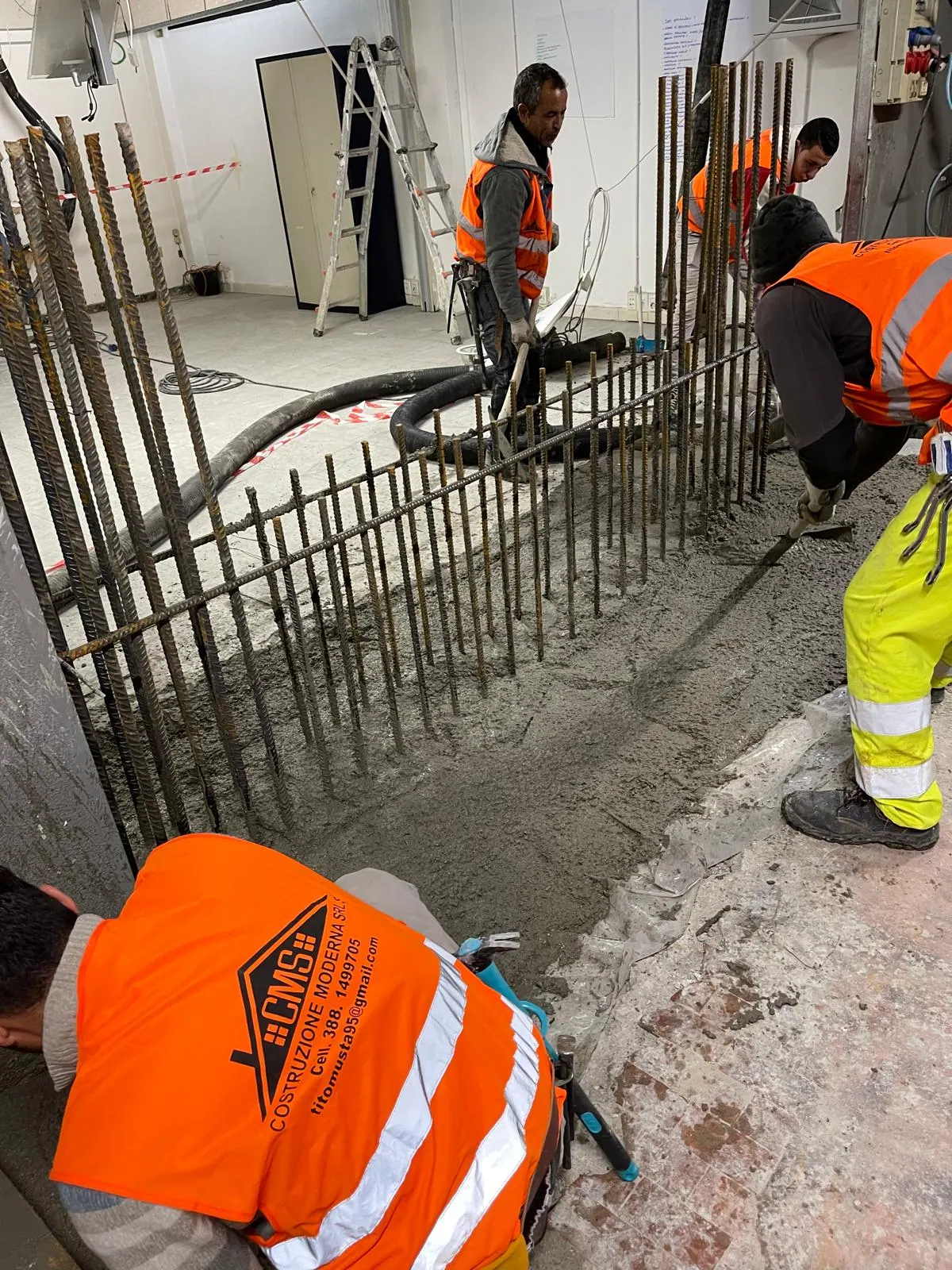Costruzione Moderna worker on site