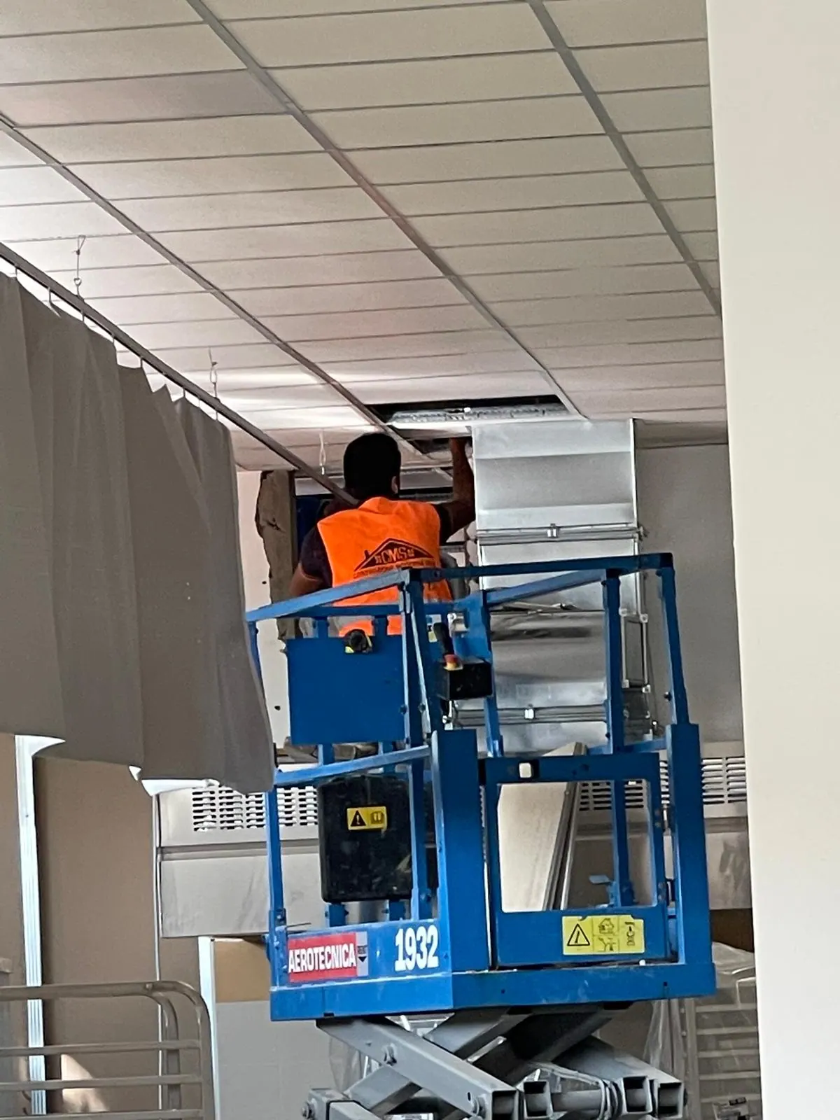Costruzione Moderna worker on site