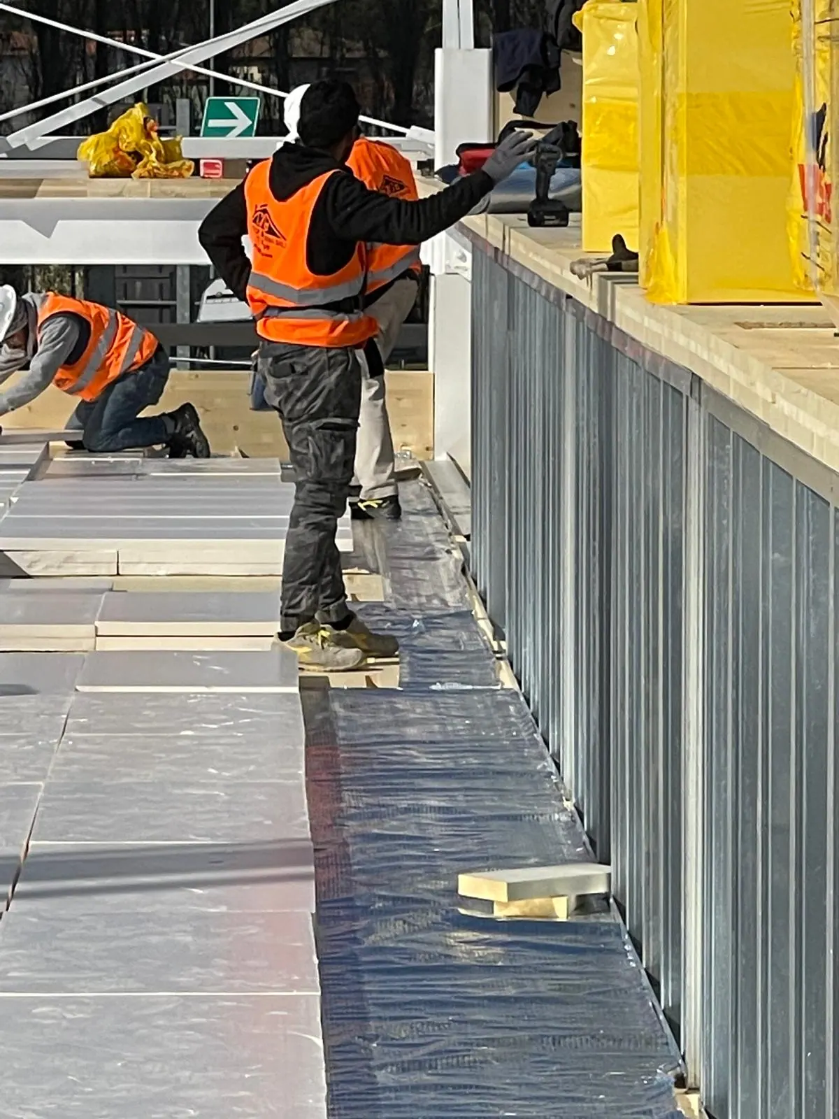Costruzione Moderna worker on site