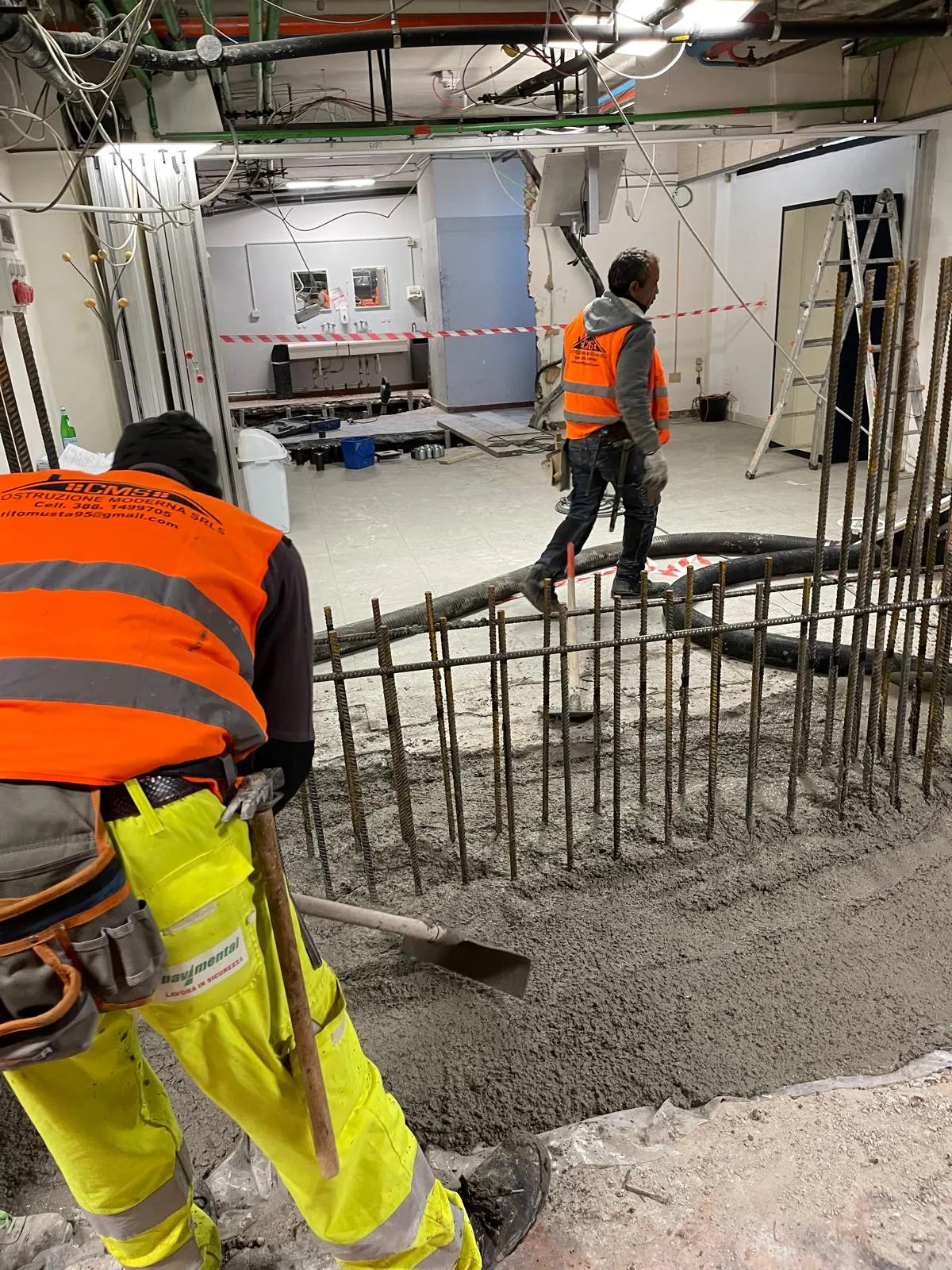 Costruzione Moderna worker on site