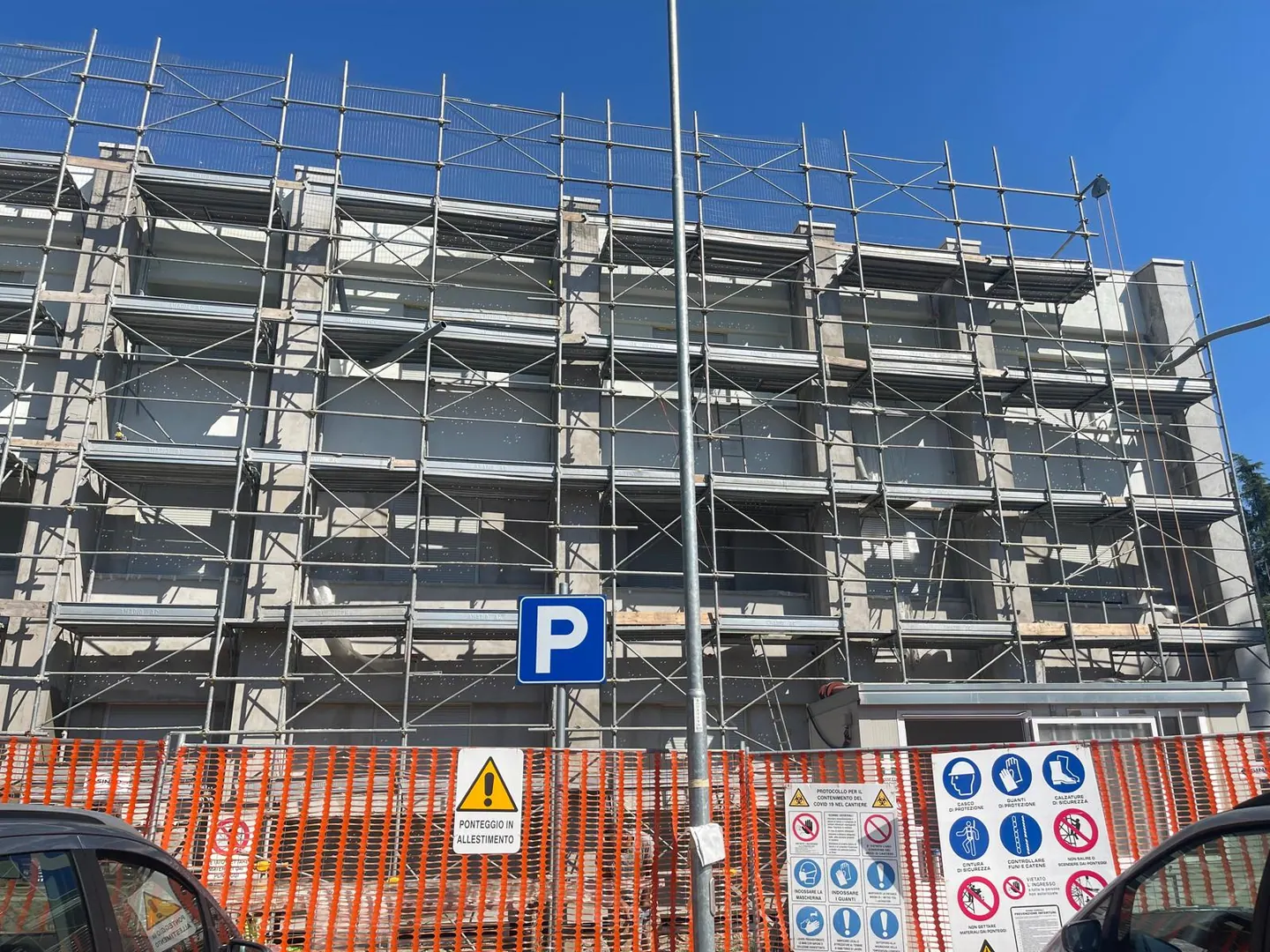 Costruzione Moderna worker on site