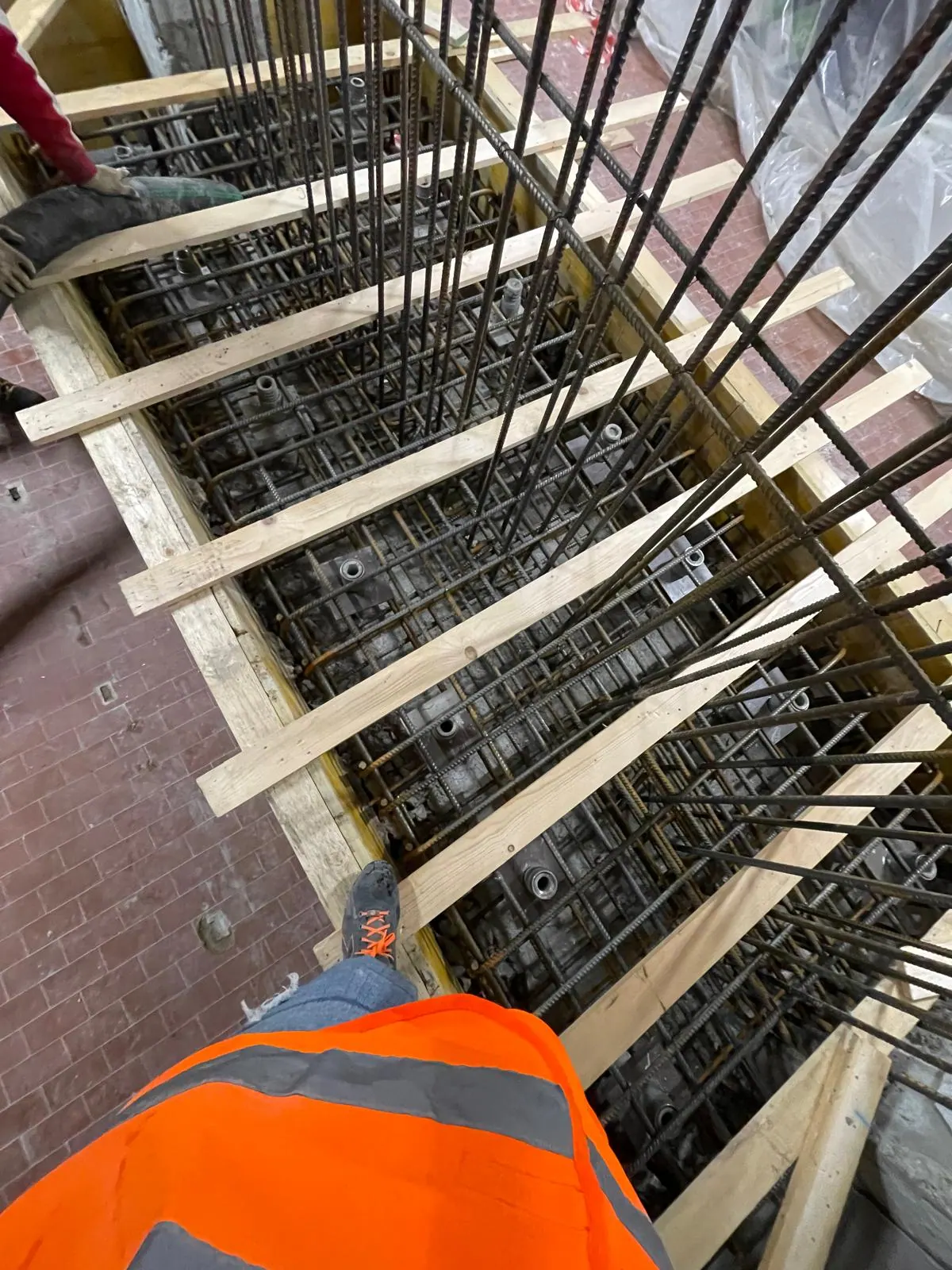 Costruzione Moderna worker on site
